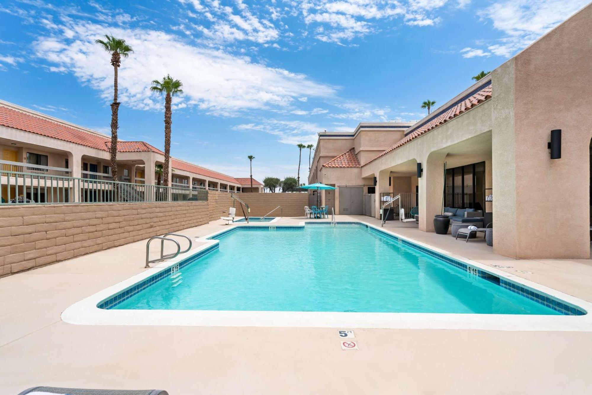 Signature I-10 Indio